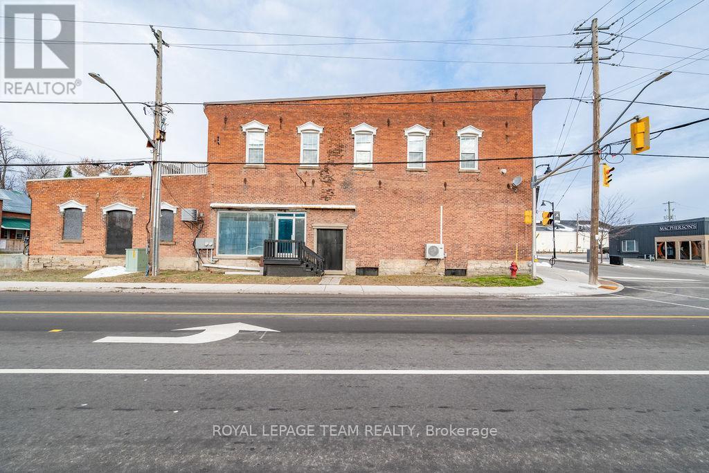 












4 ELGIN STREET W

,
Arnprior,




Ontario
K7S1N3

