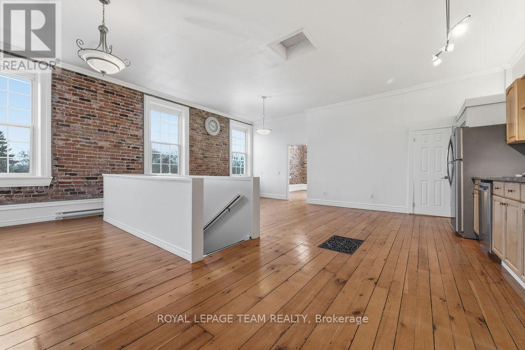 












4 ELGIN STREET W

,
Arnprior,




Ontario
K7S1N3

