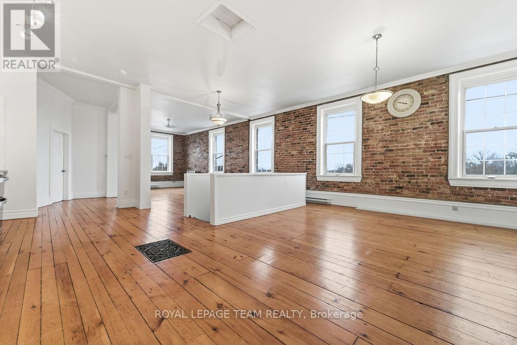 












4 ELGIN STREET W

,
Arnprior,




Ontario
K7S1N3

