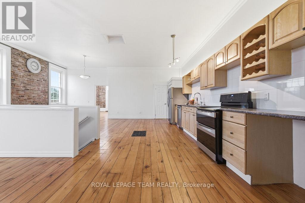 












4 ELGIN STREET W

,
Arnprior,




Ontario
K7S1N3

