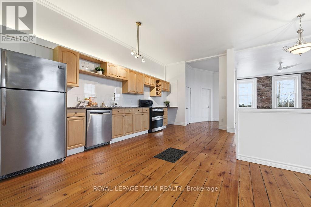 












4 ELGIN STREET W

,
Arnprior,




Ontario
K7S1N3

