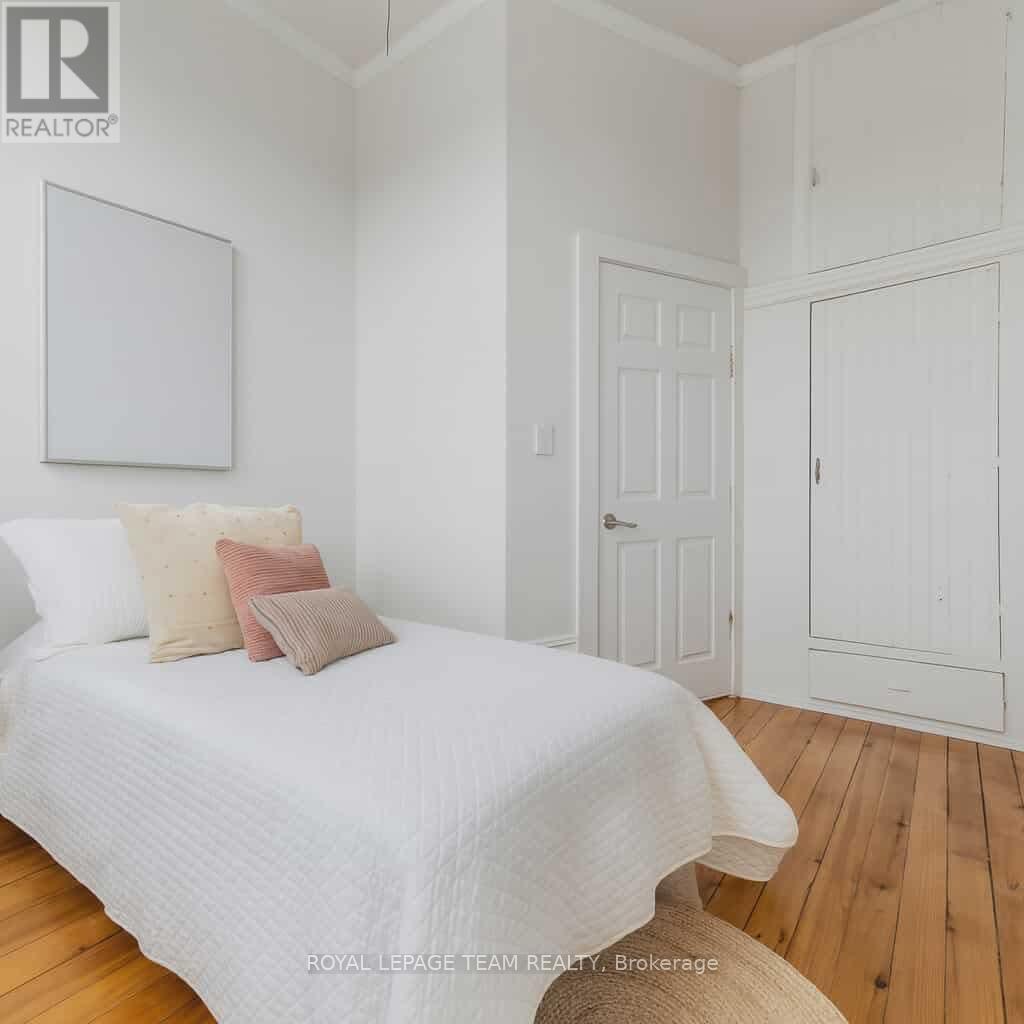 












4 ELGIN STREET W

,
Arnprior,




Ontario
K7S1N3

