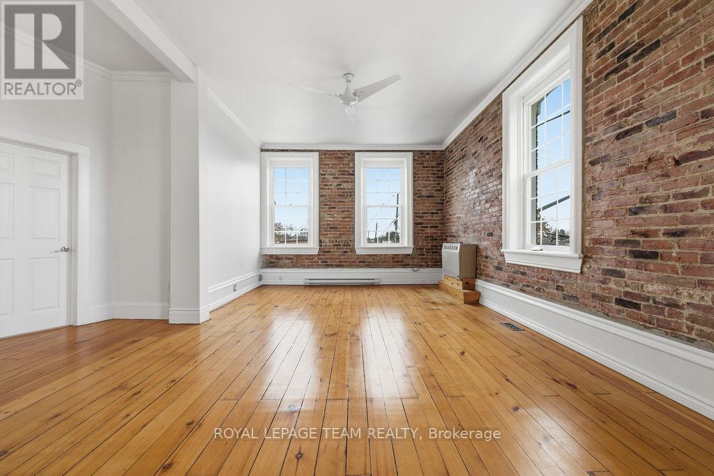 












4 ELGIN STREET W

,
Arnprior,




Ontario
K7S1N3

