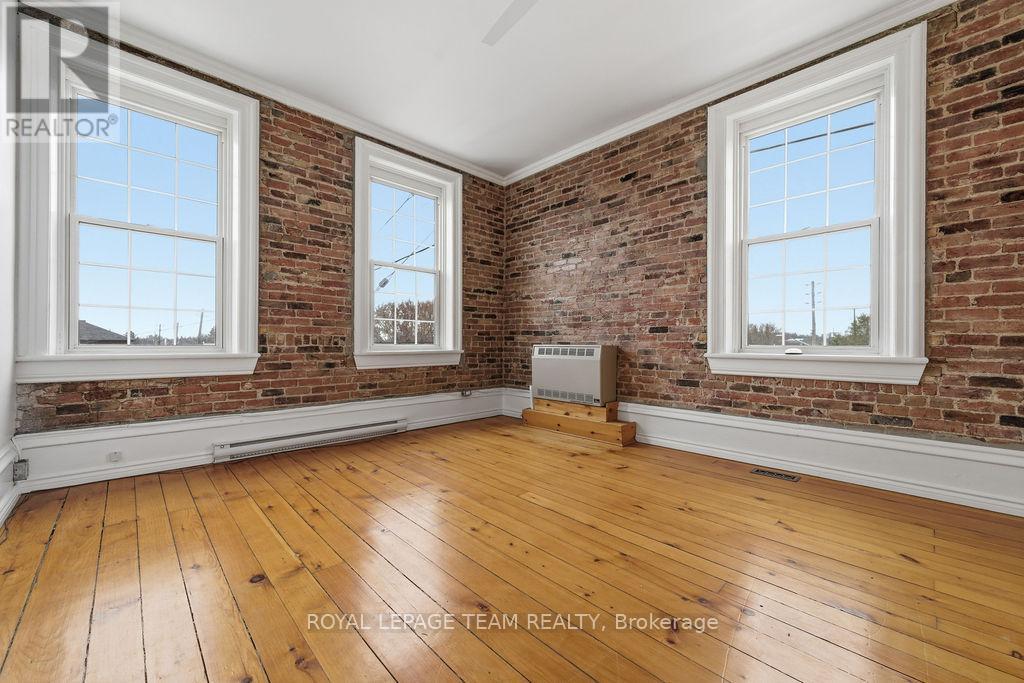 












4 ELGIN STREET W

,
Arnprior,




Ontario
K7S1N3

