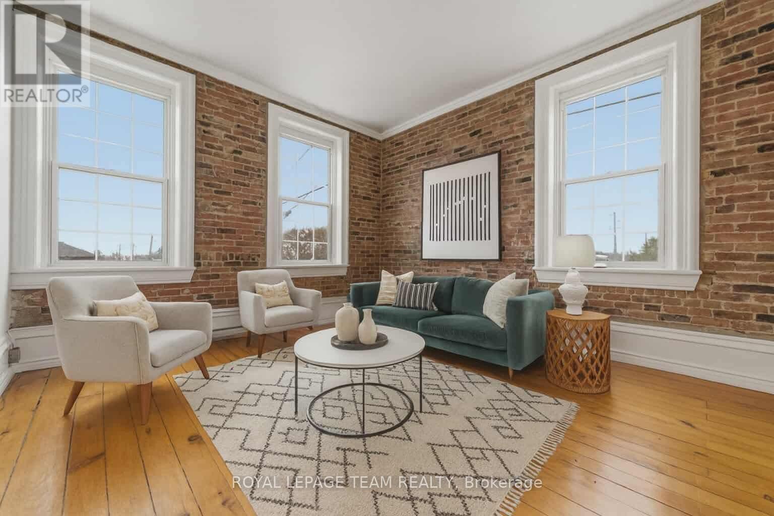 












4 ELGIN STREET W

,
Arnprior,




Ontario
K7S1N3

