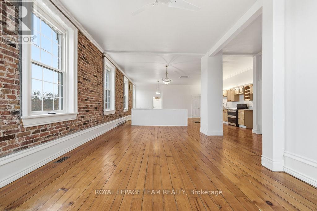 












4 ELGIN STREET W

,
Arnprior,




Ontario
K7S1N3

