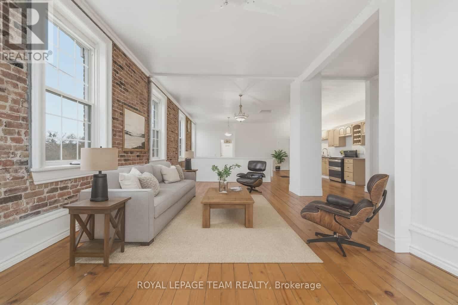 












4 ELGIN STREET W

,
Arnprior,




Ontario
K7S1N3

