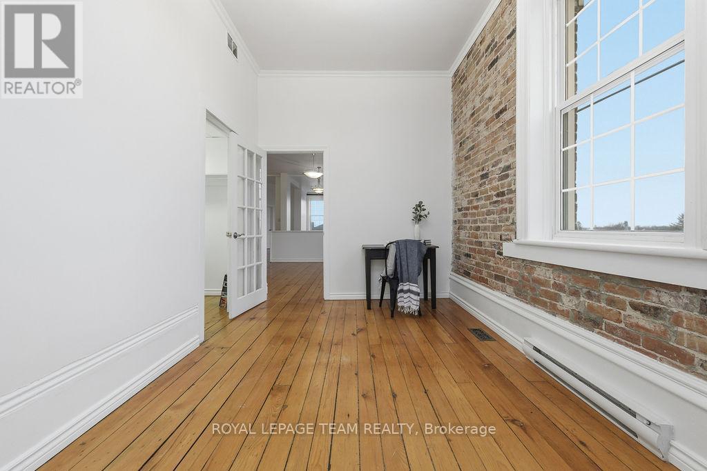 












4 ELGIN STREET W

,
Arnprior,




Ontario
K7S1N3

