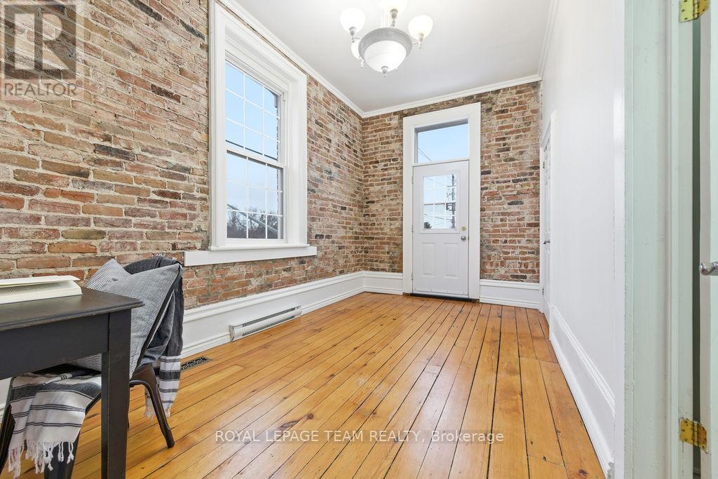 












4 ELGIN STREET W

,
Arnprior,




Ontario
K7S1N3

