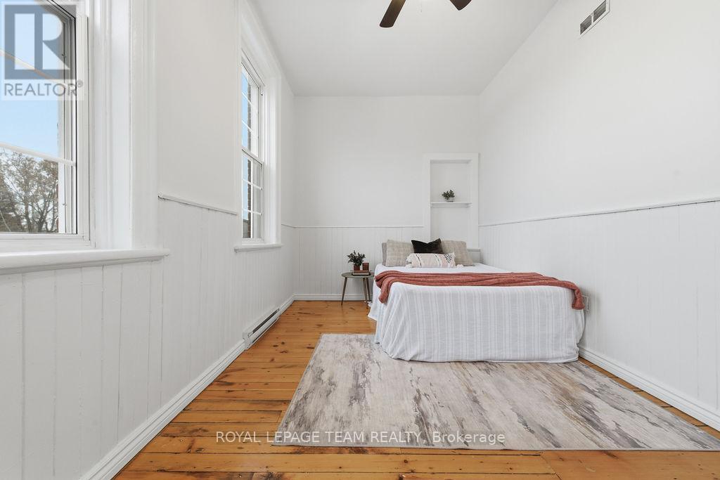 












4 ELGIN STREET W

,
Arnprior,




Ontario
K7S1N3

