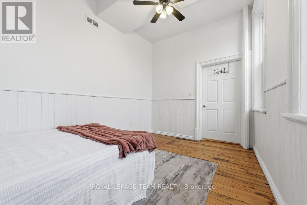 












4 ELGIN STREET W

,
Arnprior,




Ontario
K7S1N3

