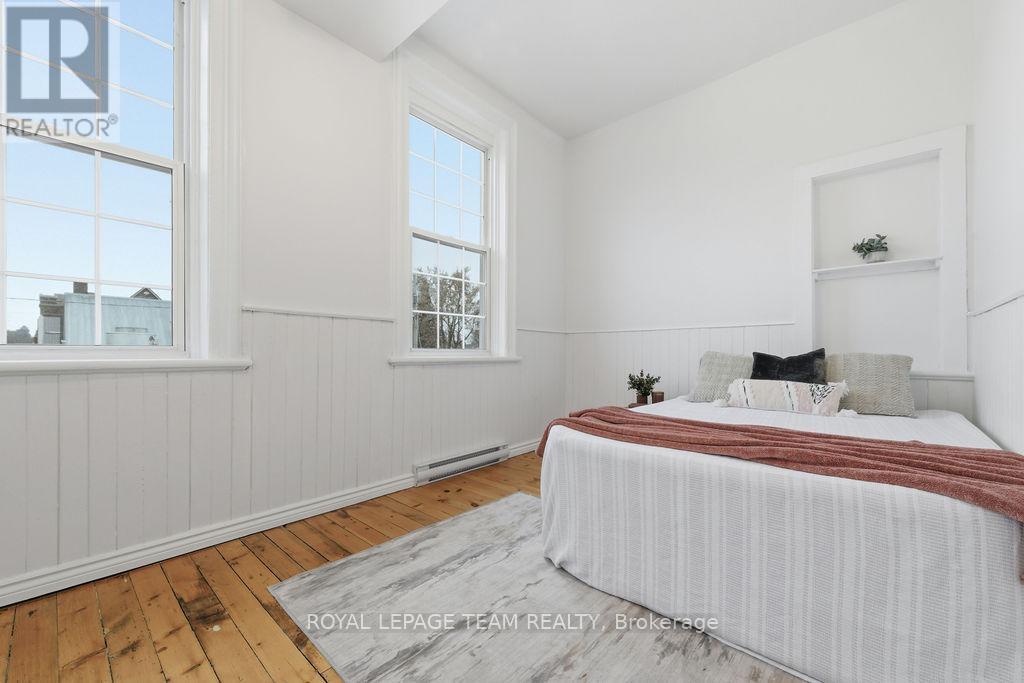 












4 ELGIN STREET W

,
Arnprior,




Ontario
K7S1N3

