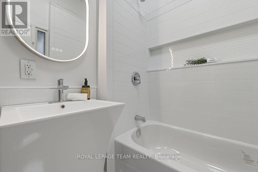 












4 ELGIN STREET W

,
Arnprior,




Ontario
K7S1N3

