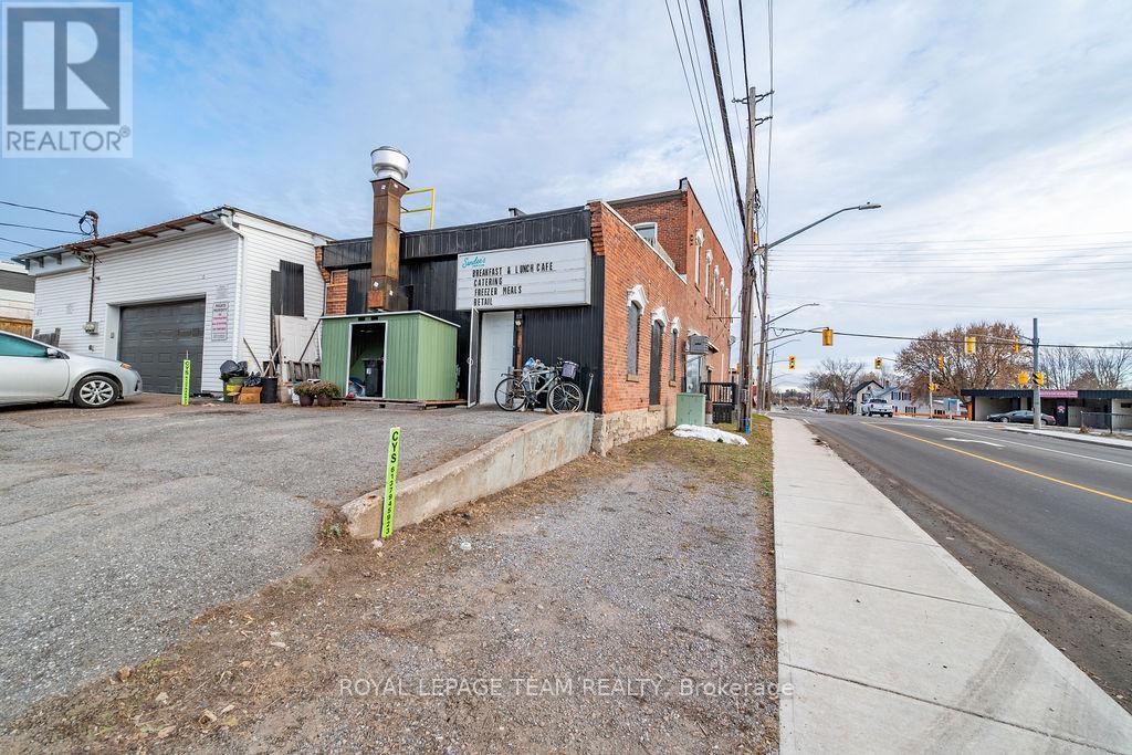 












4 ELGIN STREET W

,
Arnprior,




Ontario
K7S1N3

