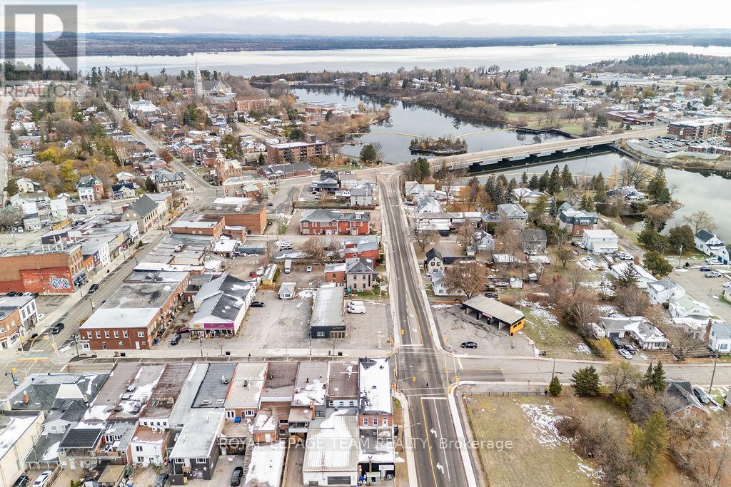 












4 ELGIN STREET W

,
Arnprior,




Ontario
K7S1N3

