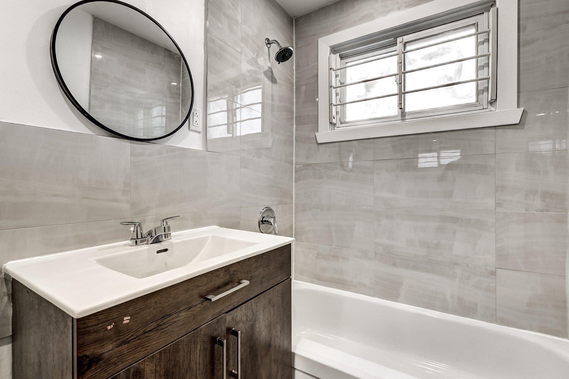 









44


Rue Brodeur

,
Longueuil (Le Vieux-Longueuil),




QC
J4J2S1

