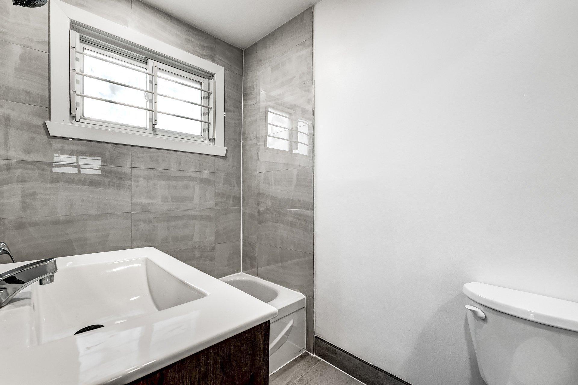 









44


Rue Brodeur

,
Longueuil (Le Vieux-Longueuil),




QC
J4J2S1

