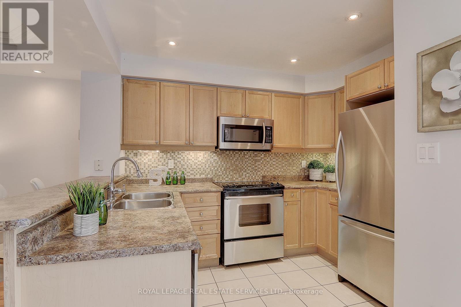 












206 ROXTON ROAD

,
Oakville,




Ontario
L6H6M8

