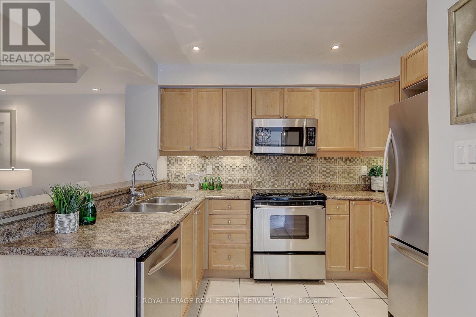 












206 ROXTON ROAD

,
Oakville,




Ontario
L6H6M8

