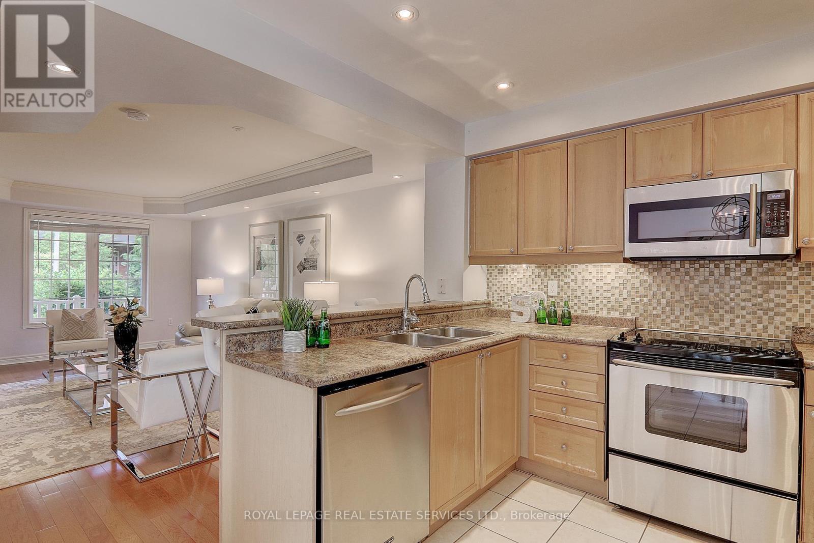 












206 ROXTON ROAD

,
Oakville,




Ontario
L6H6M8

