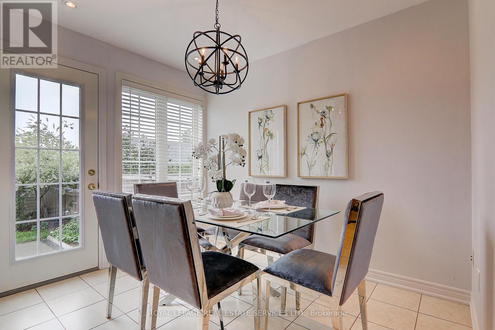 












206 ROXTON ROAD

,
Oakville,




Ontario
L6H6M8

