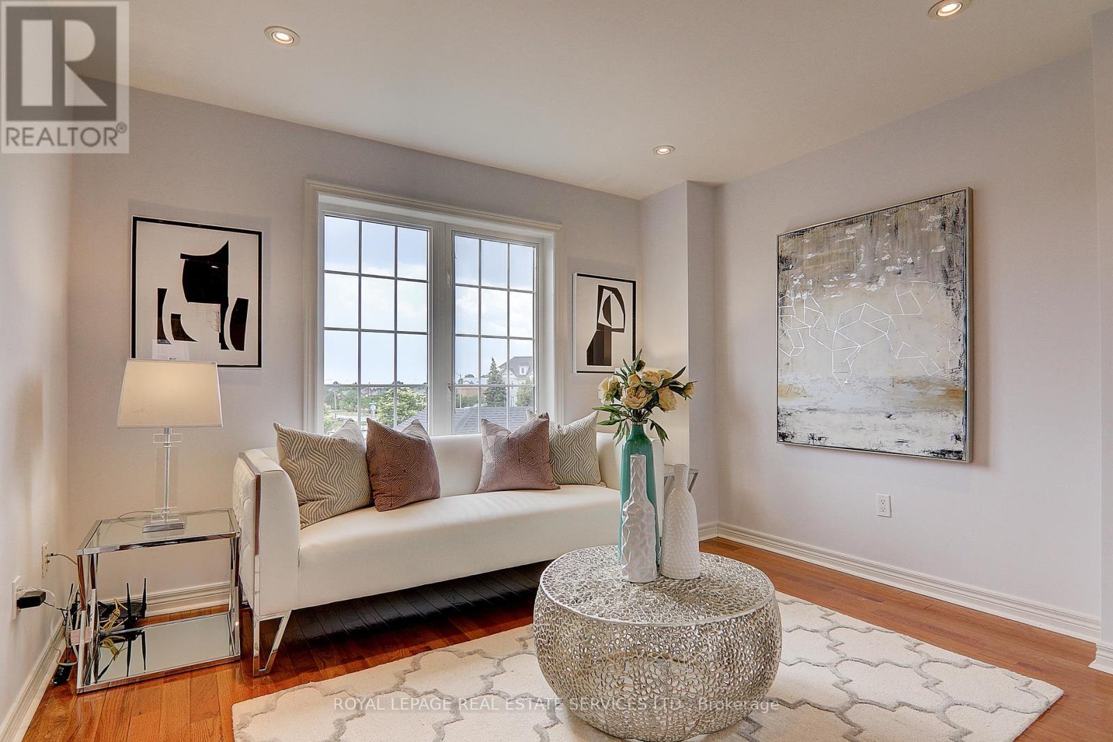 












206 ROXTON ROAD

,
Oakville,




Ontario
L6H6M8

