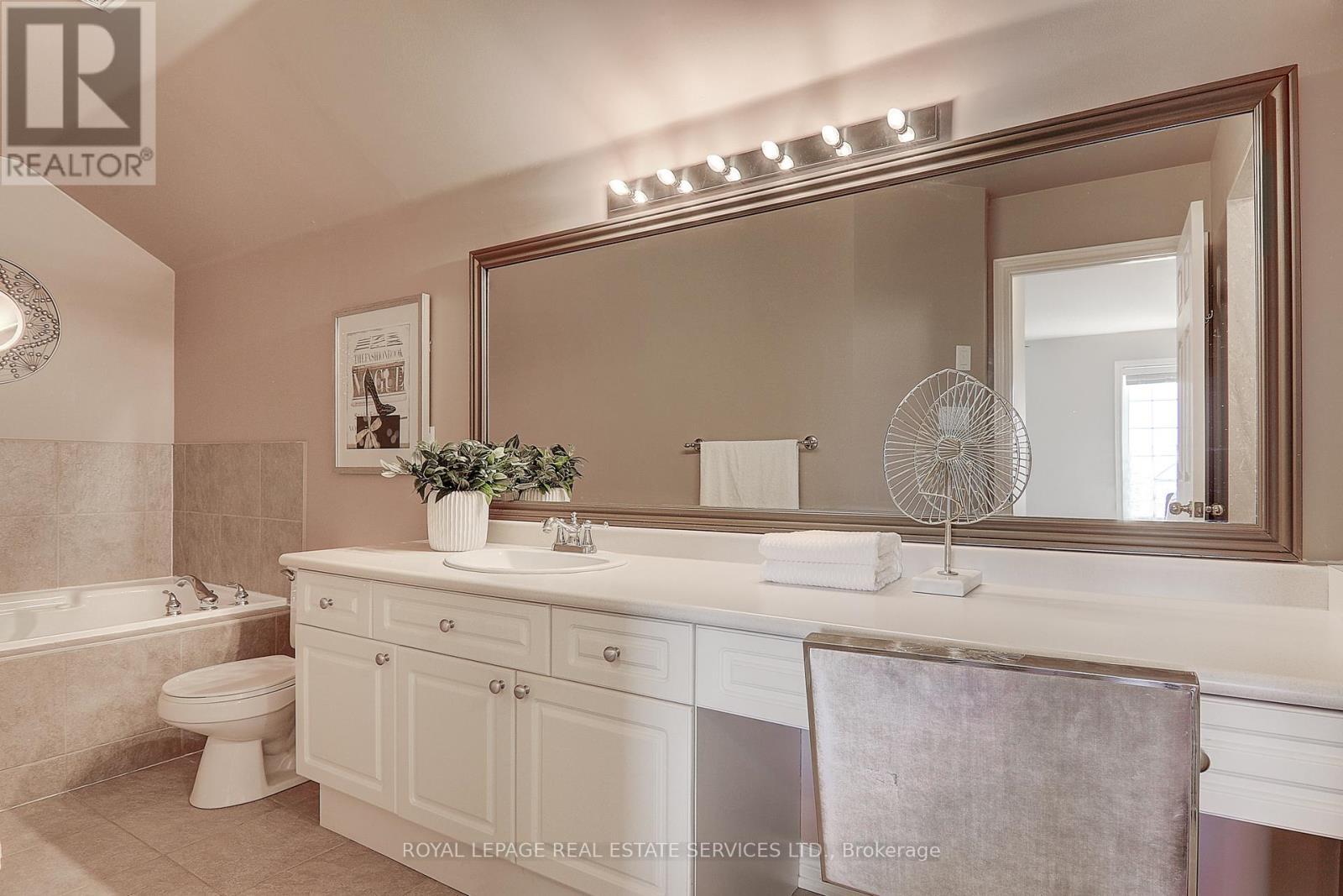 












206 ROXTON ROAD

,
Oakville,




Ontario
L6H6M8

