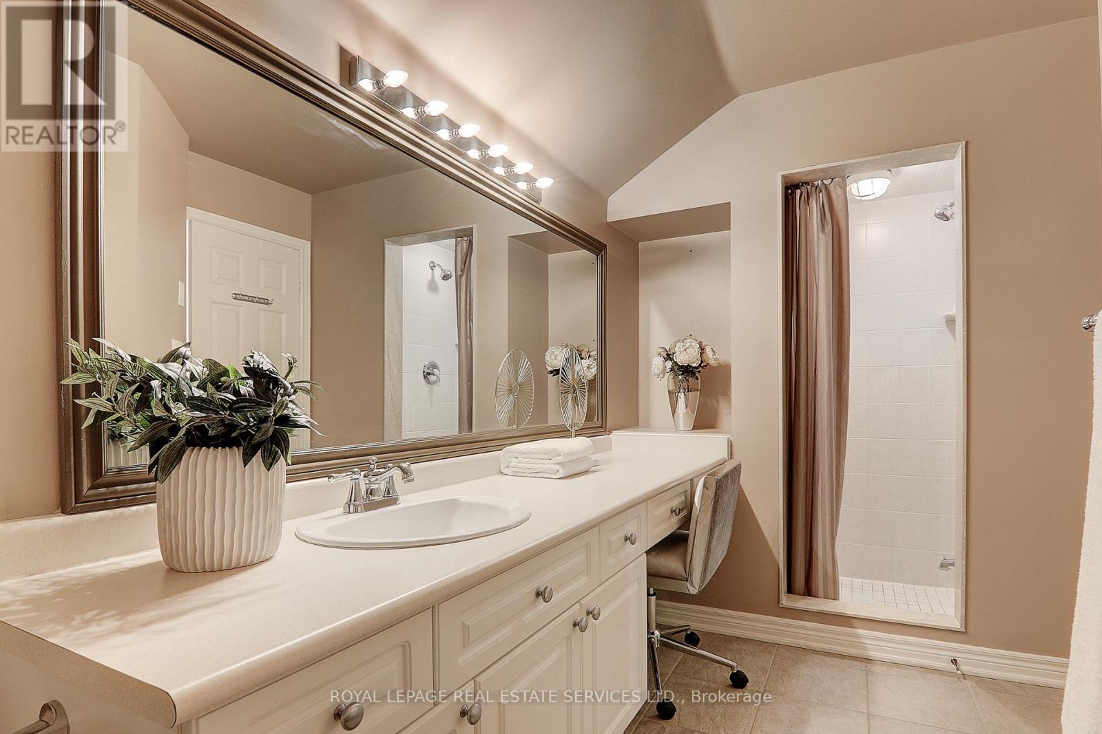 












206 ROXTON ROAD

,
Oakville,




Ontario
L6H6M8

