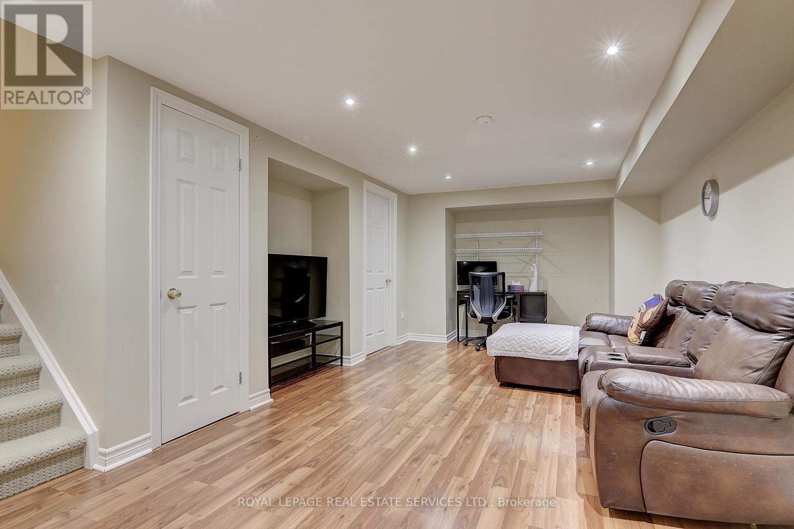 












206 ROXTON ROAD

,
Oakville,




Ontario
L6H6M8

