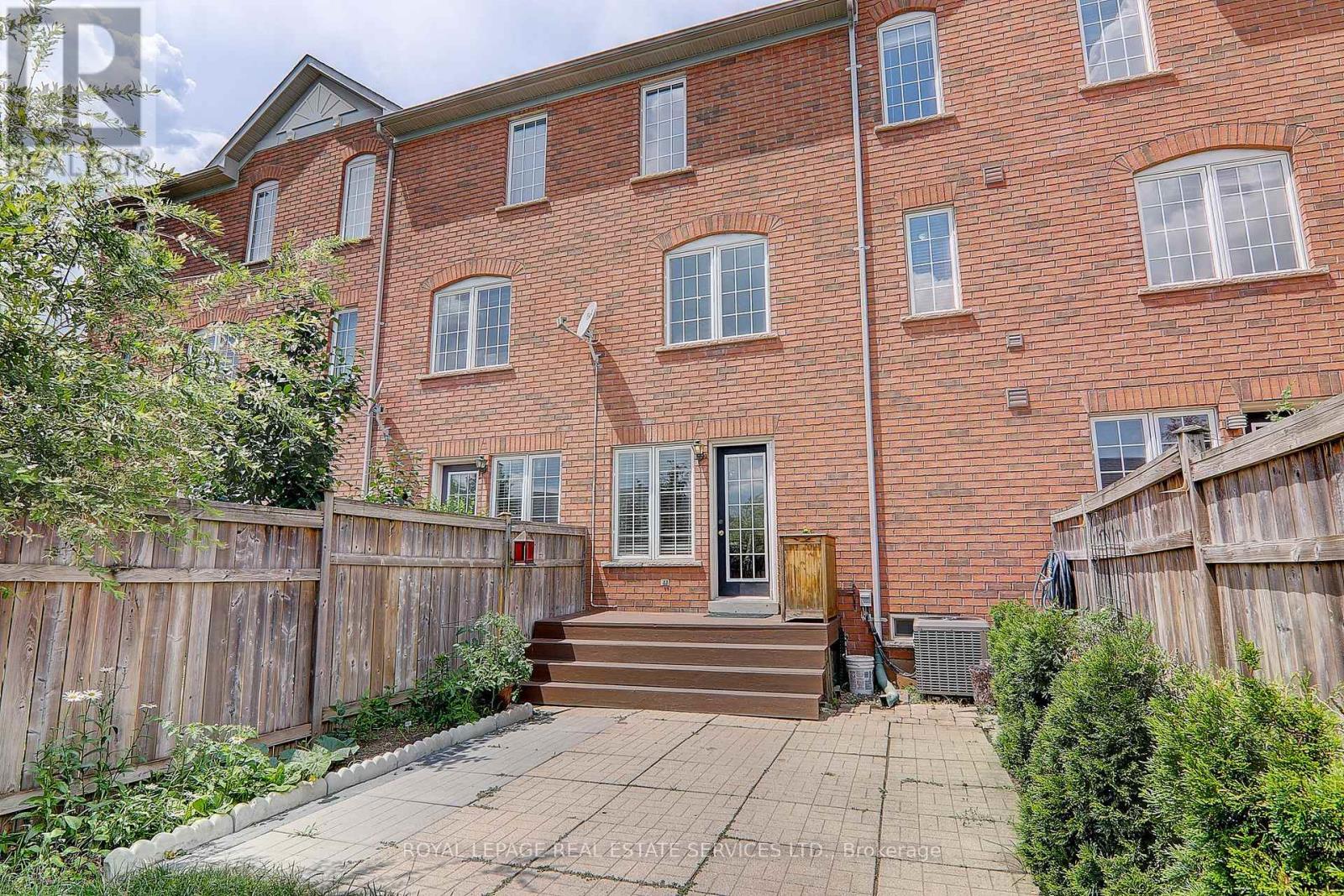 












206 ROXTON ROAD

,
Oakville,




Ontario
L6H6M8

