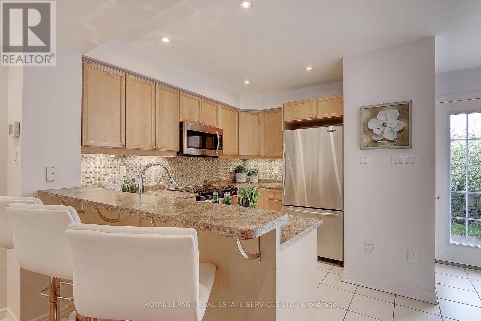 












206 ROXTON ROAD

,
Oakville,




Ontario
L6H6M8

