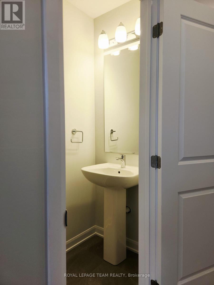 












723 FAIRLINE ROW

,
Ottawa,




Ontario
K2V0M4

