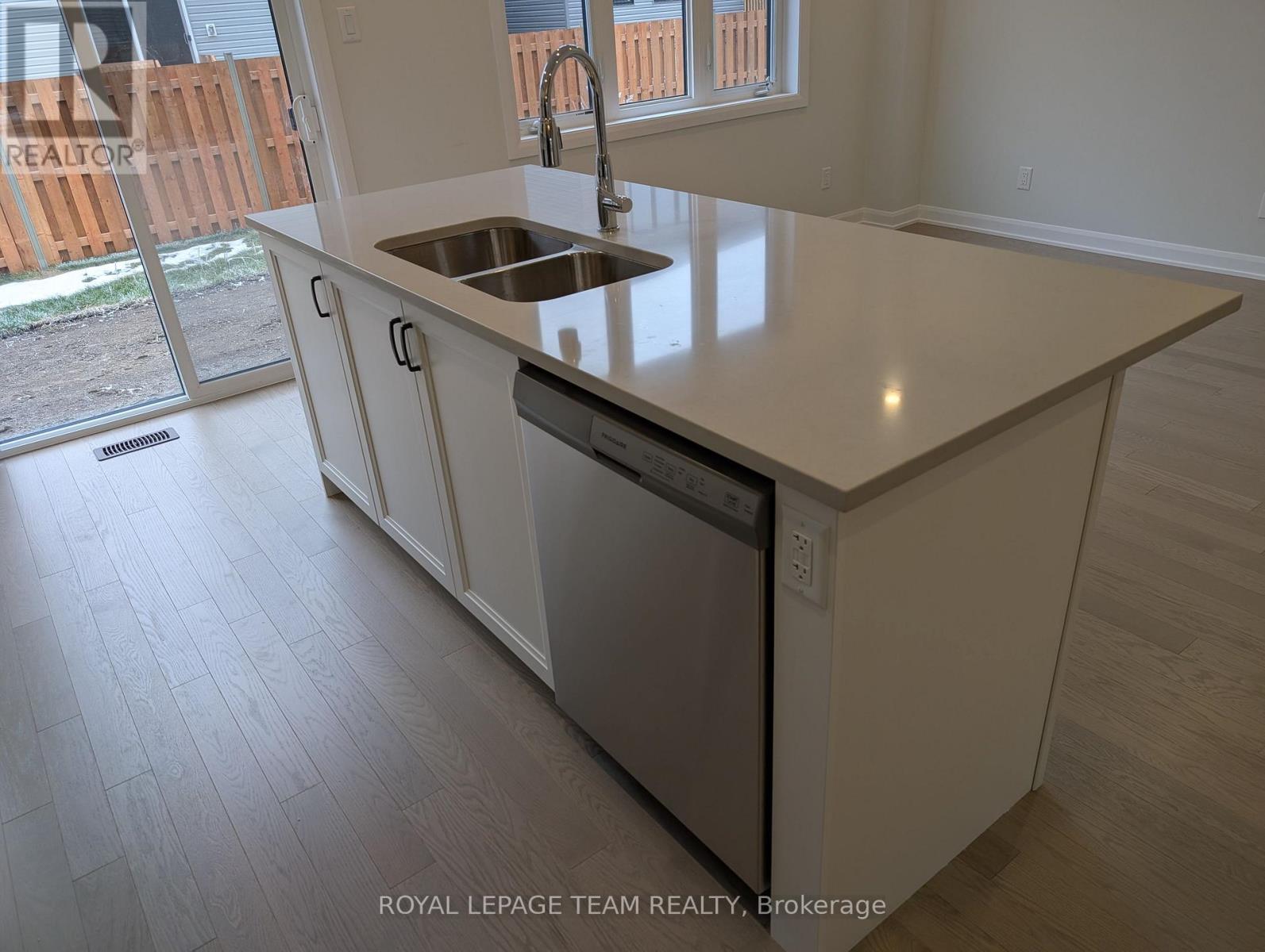 












723 FAIRLINE ROW

,
Ottawa,




Ontario
K2V0M4

