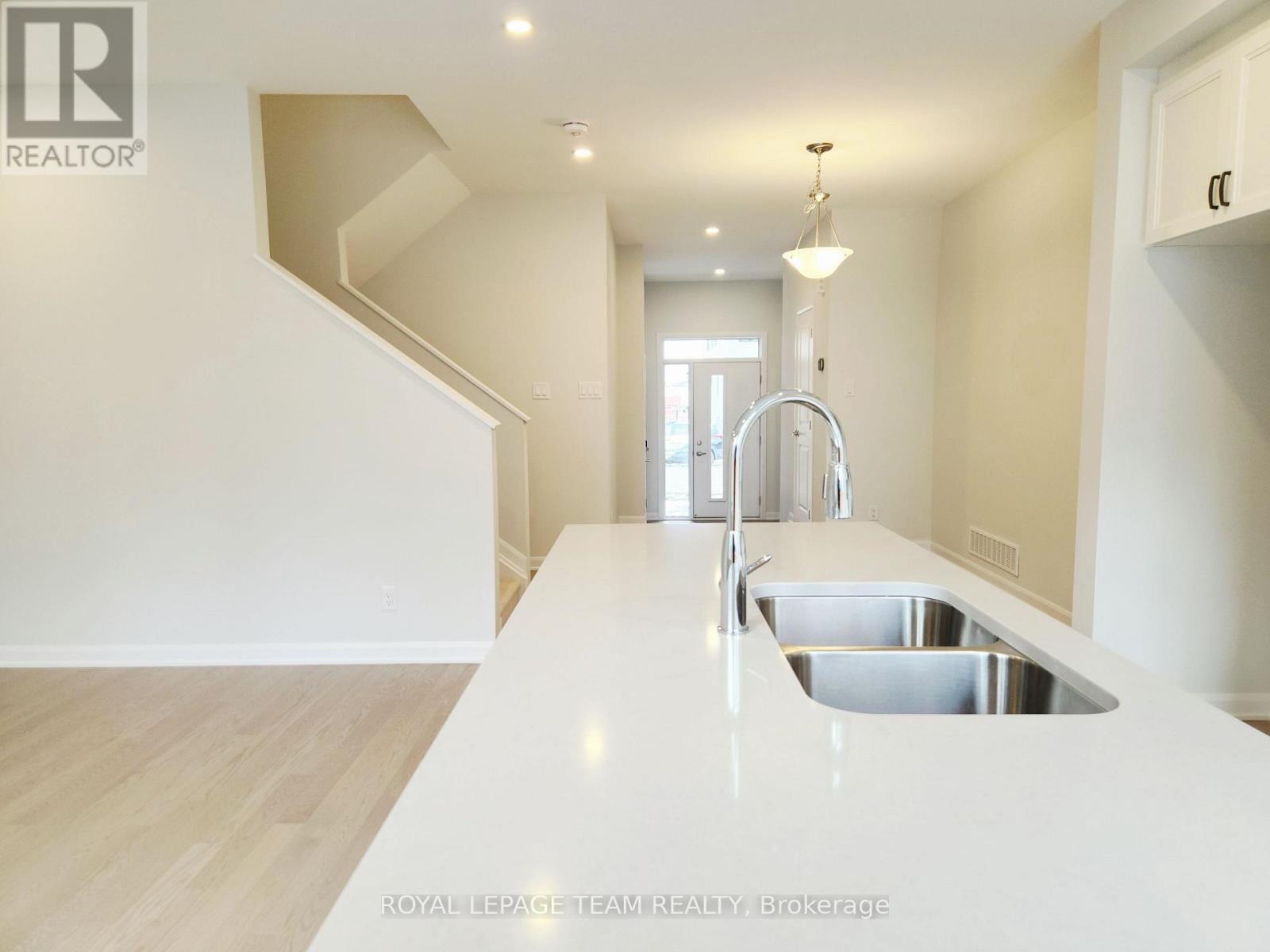 












723 FAIRLINE ROW

,
Ottawa,




Ontario
K2V0M4

