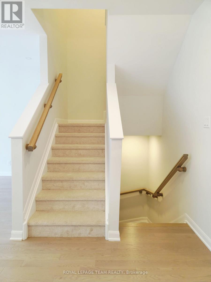 












723 FAIRLINE ROW

,
Ottawa,




Ontario
K2V0M4

