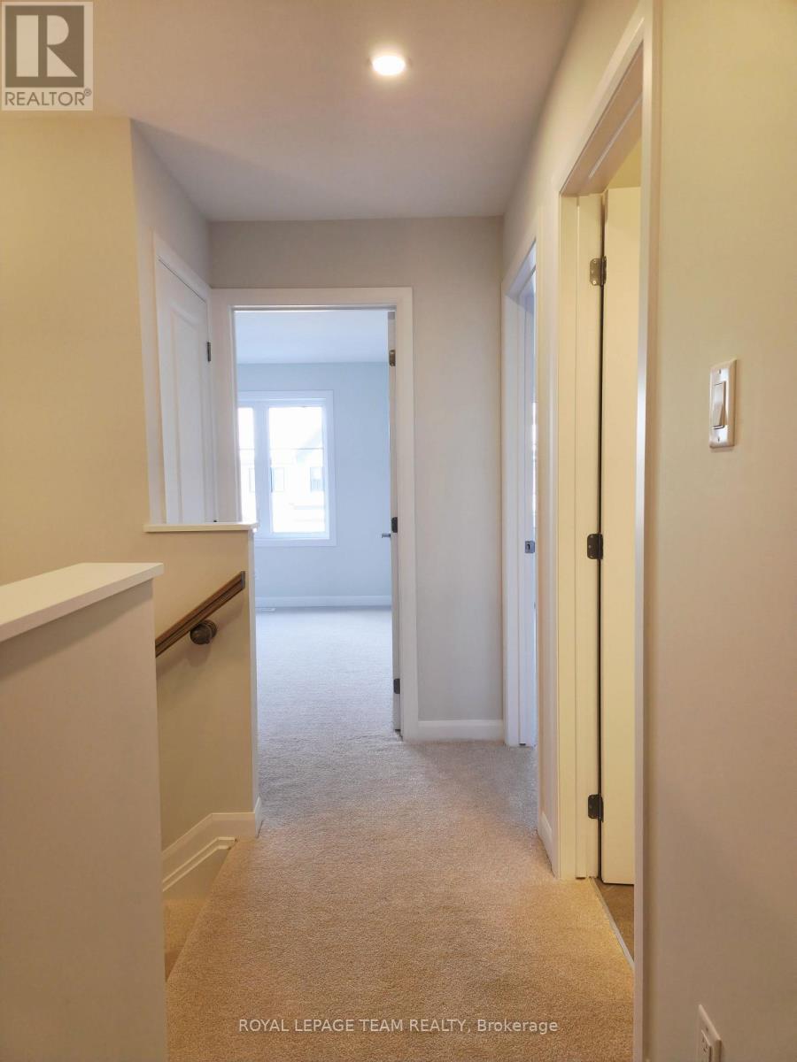 












723 FAIRLINE ROW

,
Ottawa,




Ontario
K2V0M4

