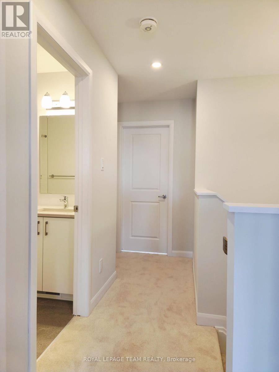 












723 FAIRLINE ROW

,
Ottawa,




Ontario
K2V0M4

