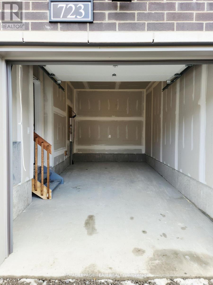 












723 FAIRLINE ROW

,
Ottawa,




Ontario
K2V0M4

