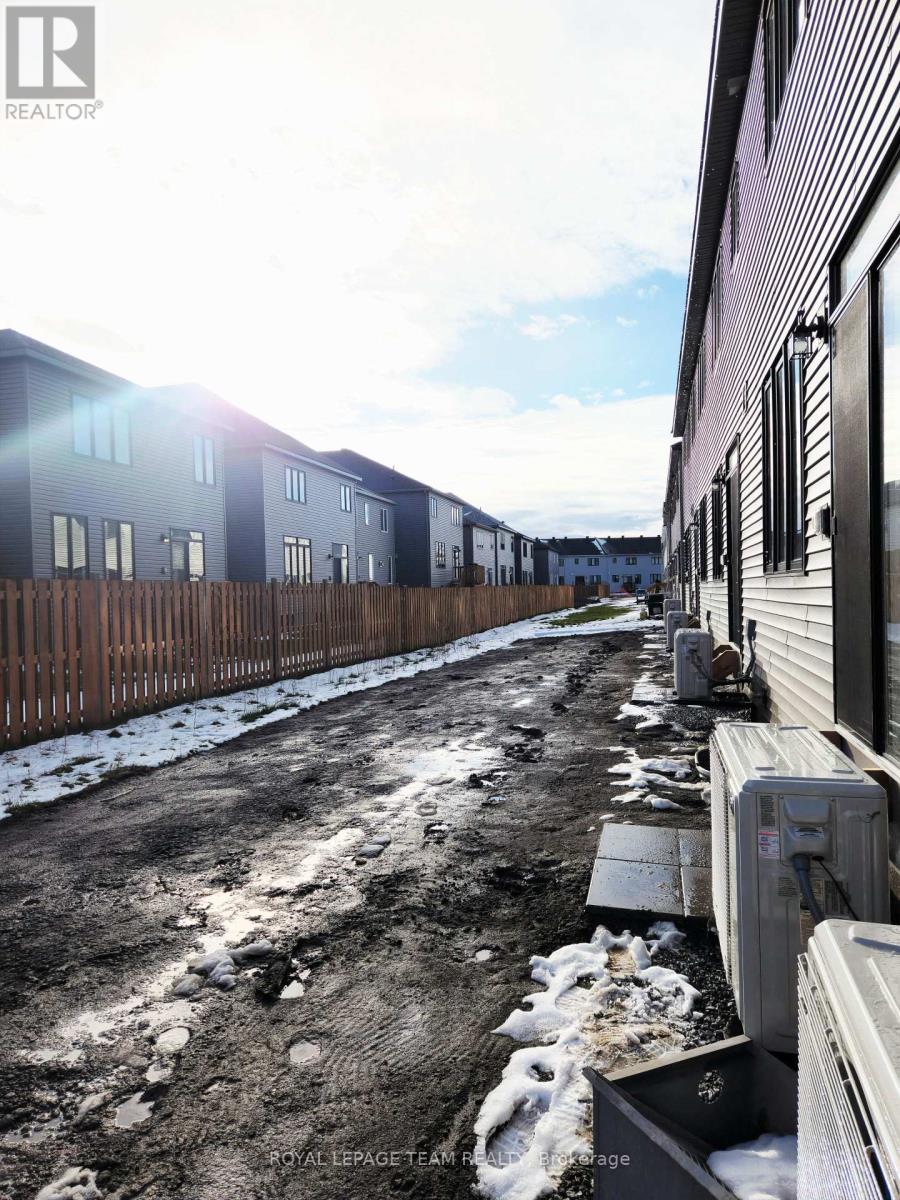 












723 FAIRLINE ROW

,
Ottawa,




Ontario
K2V0M4

