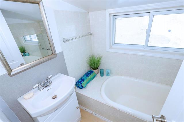 









915


Garwood

AVE,
Winnipeg,




MB
R3M 1M7

