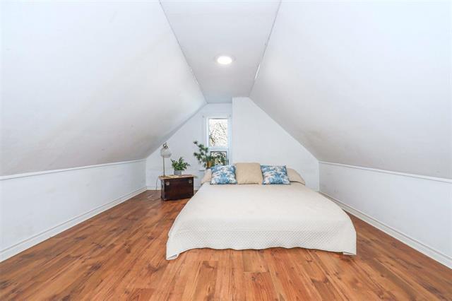 









915


Garwood

AVE,
Winnipeg,




MB
R3M 1M7

