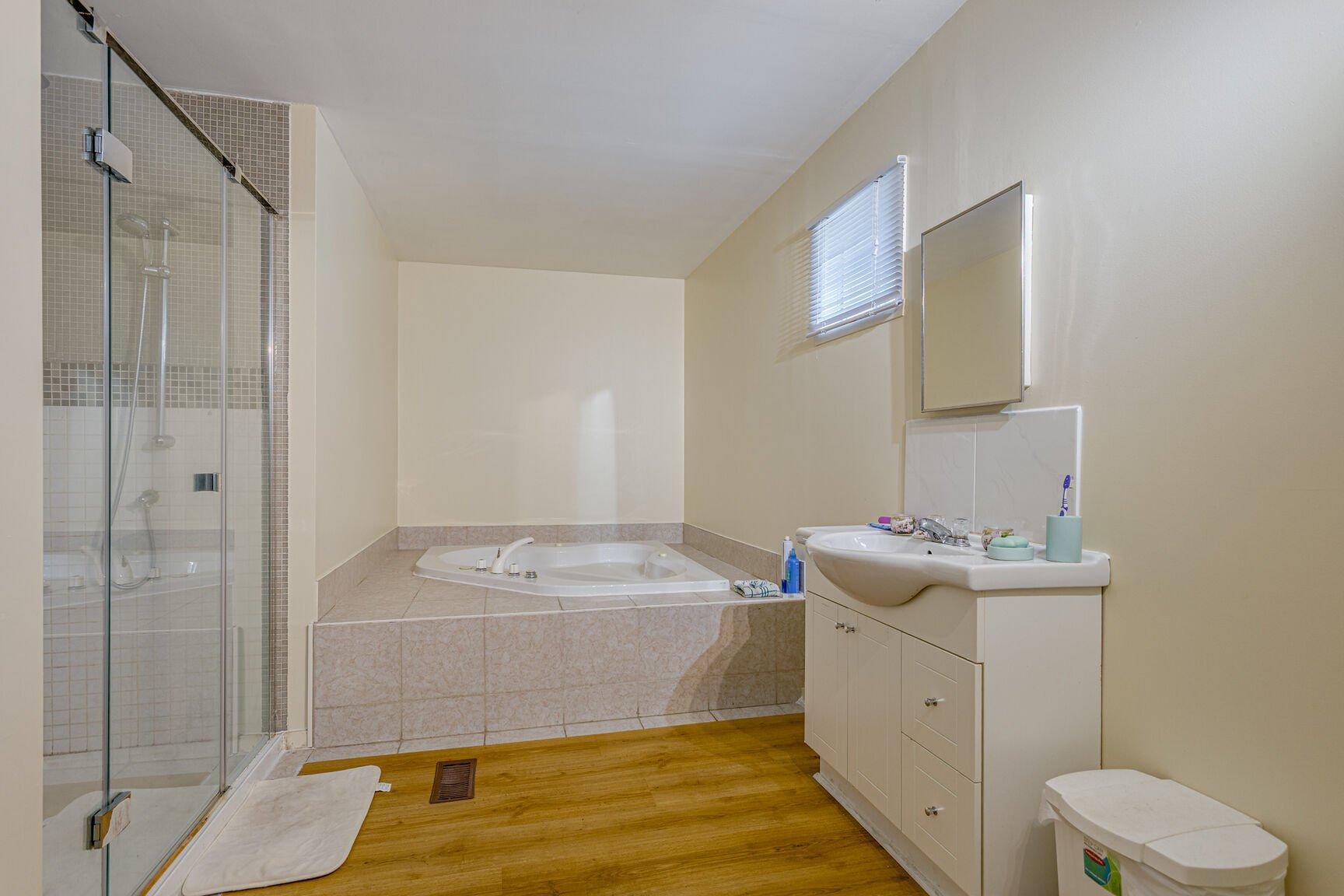 









53


61e Avenue

,
Saint-Eustache,




QC
J7P3M9

