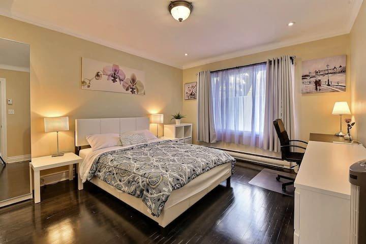 









5278


Rue St-Denis

,
Montréal (Le Plateau-Mont-Royal),




QC
H2J2M3

