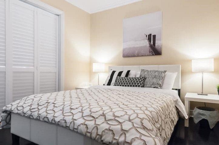 









5278


Rue St-Denis

,
Montréal (Le Plateau-Mont-Royal),




QC
H2J2M3

