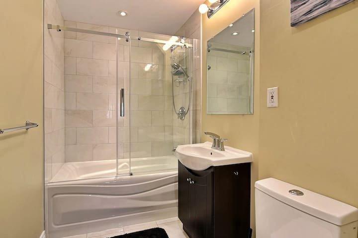 









5278


Rue St-Denis

,
Montréal (Le Plateau-Mont-Royal),




QC
H2J2M3

