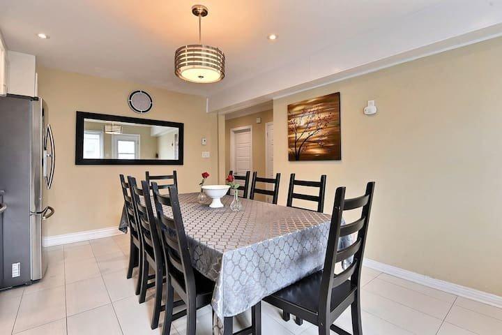 









5278


Rue St-Denis

,
Montréal (Le Plateau-Mont-Royal),




QC
H2J2M3

