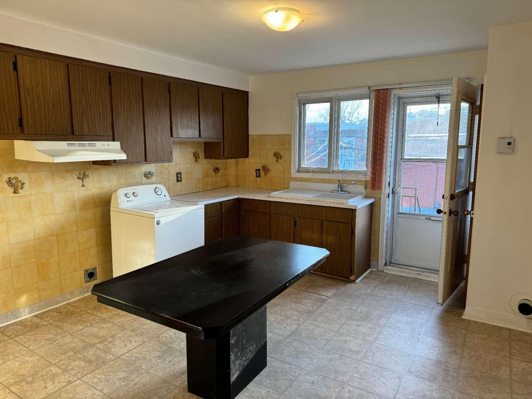 









6617

 - 6619


Rue Mazarin

,
Montréal (Le Sud-Ouest),




QC
H4E2X6

