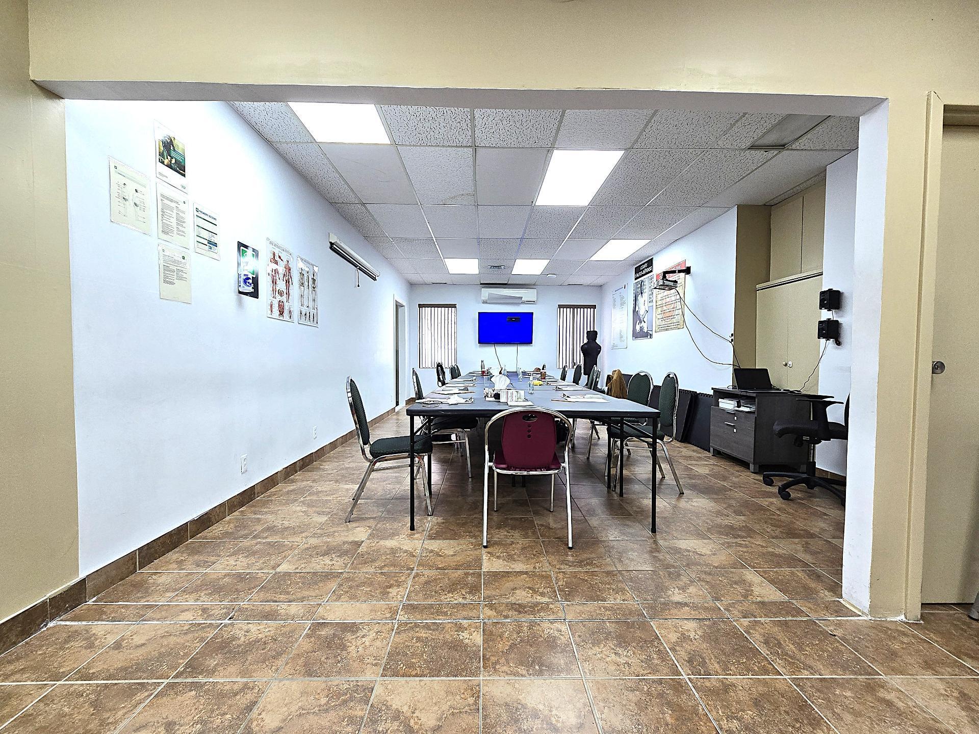 









5785


Boul. des Laurentides

, 202-206,
Laval (Auteuil),




QC
H7K2K5

