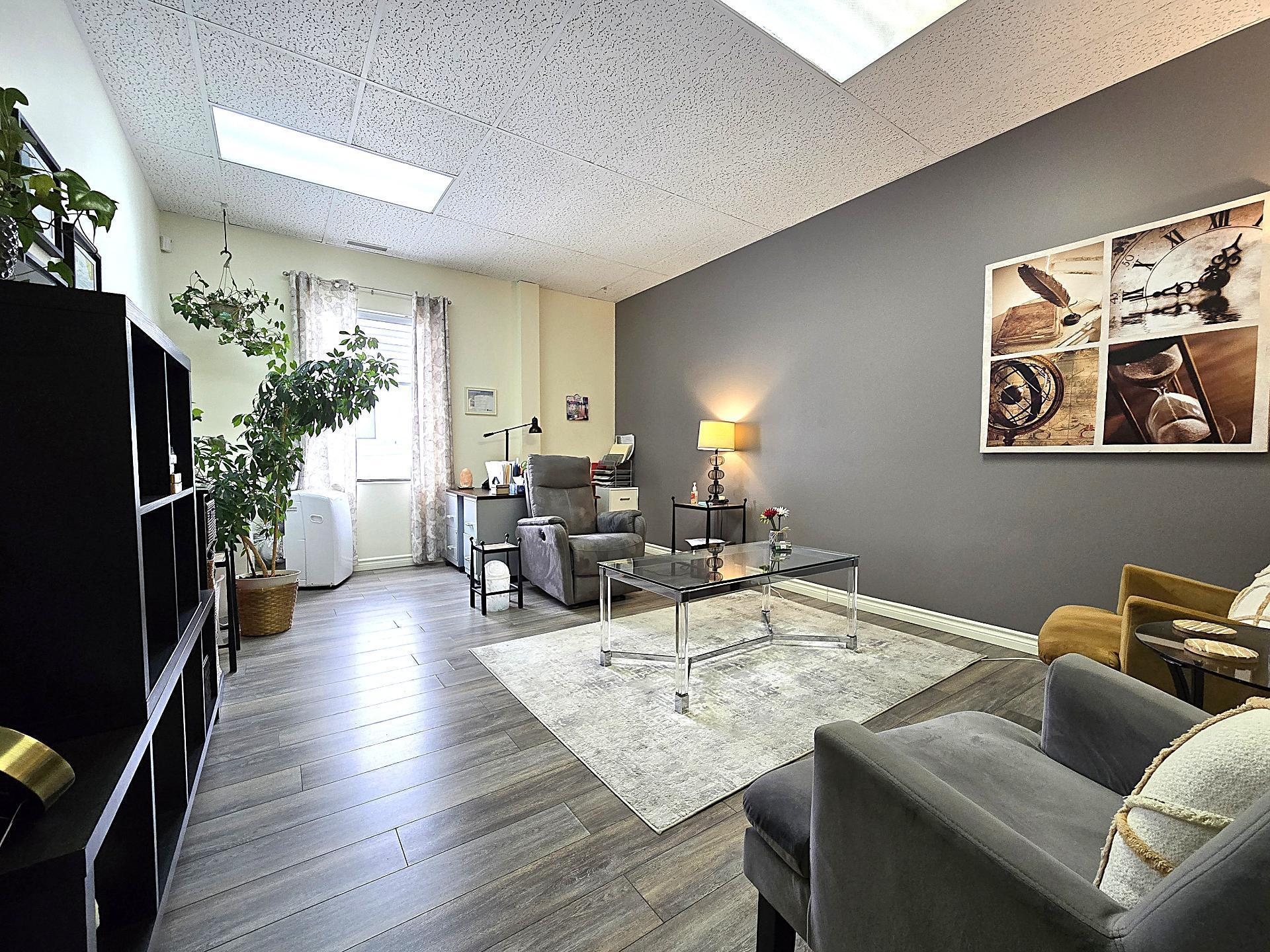 









5785


Boul. des Laurentides

, 202-206,
Laval (Auteuil),




QC
H7K2K5

