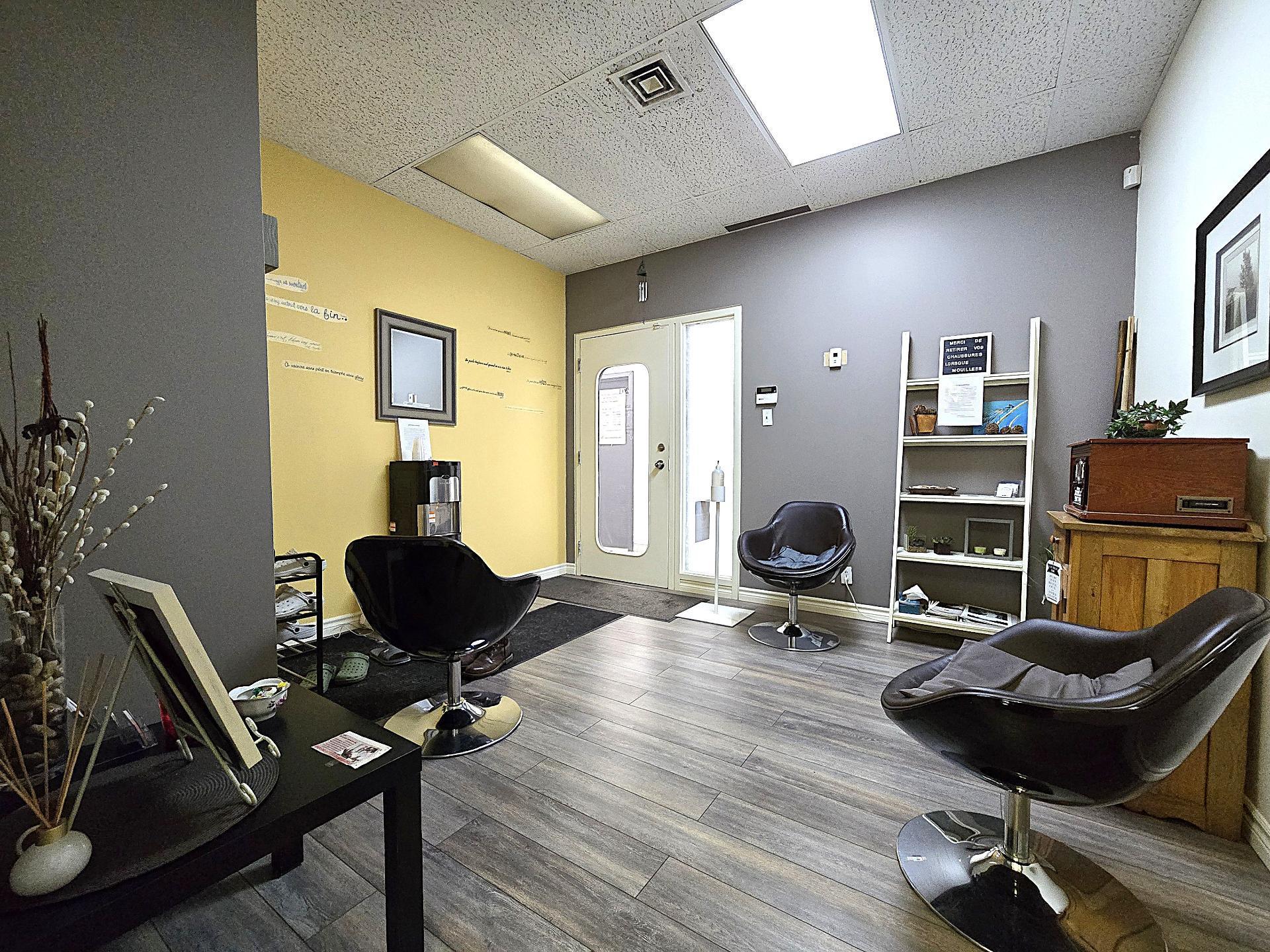 









5785


Boul. des Laurentides

, 202-206,
Laval (Auteuil),




QC
H7K2K5

